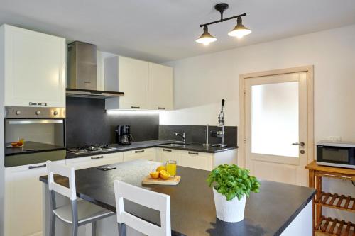 廚房, Villa Eugenia for 8 people with private pool & large garden only 3 km from the beach in 比斯薩克