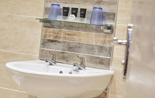 Kingston Theatre Hotel - image 4