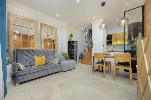 Rustic Magic Two-Storey Apartment with Garden by Noclegi Renters, Warschau