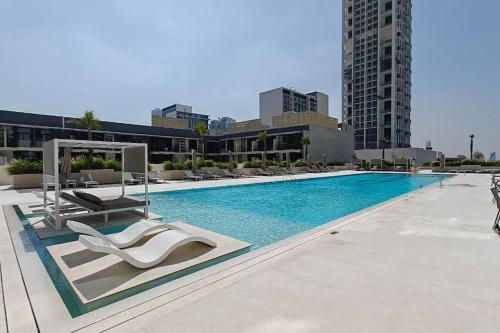 Vogue Vacation Homes, JVC Binghatti Corner near Circle Mall, One Bedroom Apartment with Balcony and City View, Access to all Amenities, Dubaj