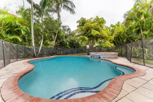 Spacious 5BR Home with Pool, Near Downtown & Beach, Hollywood