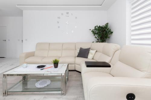 Spacious & Bright Family Apartment in Gdańsk by Noclegi Renters, Gdańsk
