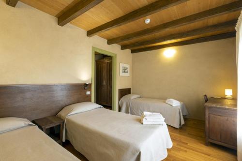 3 twin beds