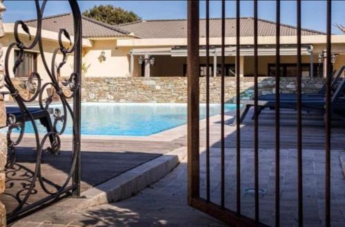 泳池, Soleil, Piscine, Parking et Bienvenue à Sisco (Soleil, Piscine, Parking et Bienvenue a Sisco) in 西斯科