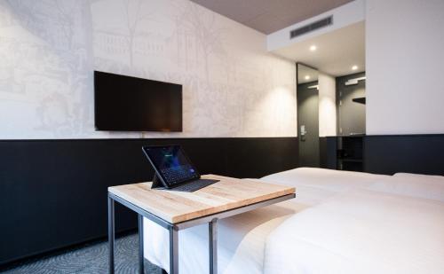 Standard Twin Room image 4