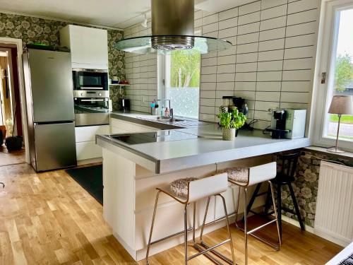 Hus med stor trädgård i lugn miljö nära havet (Hus med stor tradgard i lugn miljo nara havet) in 분케플로스트란드