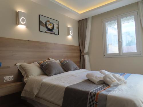 Chambre deux personnes avec salle de bain privative BnB Avron