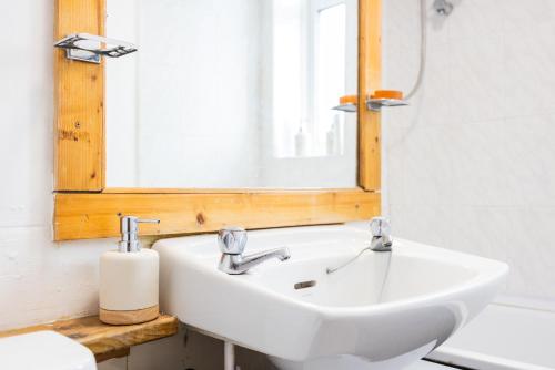 The King's Cross Stylish Suite - image 7