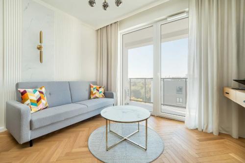 Air Conditioned Apartment in Warsaw with Parking and Bathtub by Noclegi Renters, Warszawa