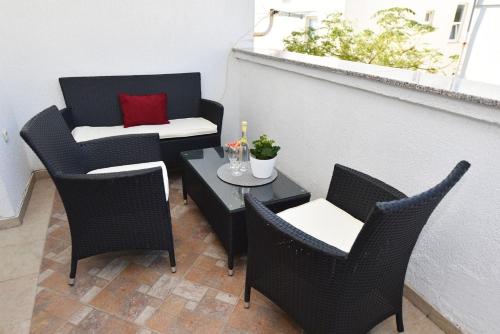 One-Bedroom Apartment image 8