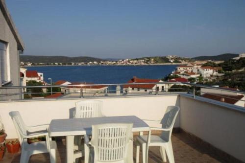 2 bedrooms, 3 beds