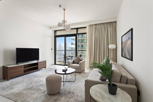 Chic Comfort Fully Furnished 1 BHK with Sea View and Beach Access, Дубай (фото 2)