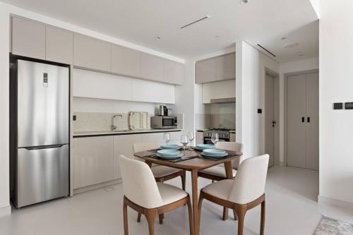 Chic Comfort Fully Furnished 1 BHK with Sea View and Beach Access, Дубай (фото 4)