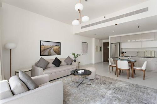 Chic Comfort Fully Furnished 1 BHK with Sea View and Beach Access, Дубай (фото 10)