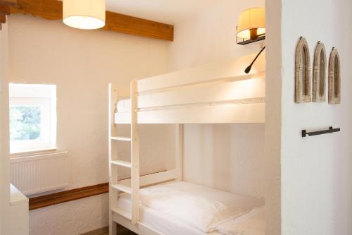 1 double bed, 2 twin beds
