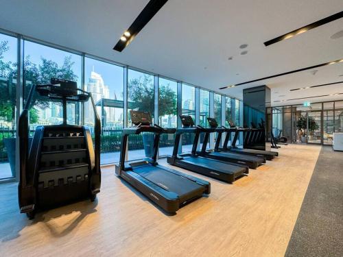 Elegant Retreat with Stunning Burj Khalifa Views, Дубай (фото 9)