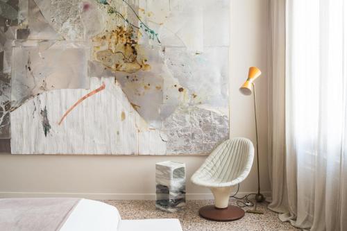 Noble Floor Art Apartment R&R - image 3