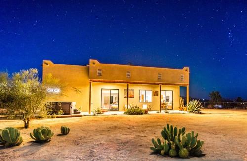 Desert Retreat w/ Spa+Views in Joshua Tree, USA