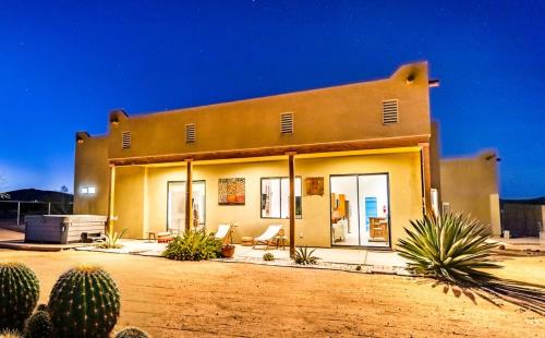 Desert Retreat w/ Spa+Views in Joshua Tree, USA