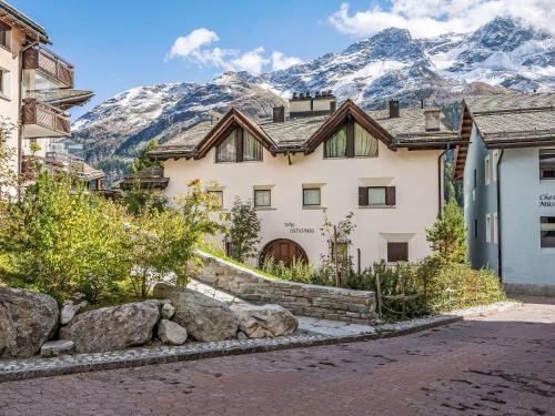 Apartment Chesa Trais Dschembers by Interhome in Albana