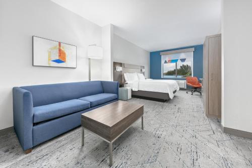 Holiday Inn Express Hotel & Suites Winnie By IHG in Вінні