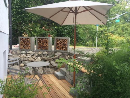 Balkons/terase, Chiemgau-ROOM, helles Souterrain, eigene Terrasse in Riedering