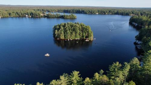 Island Waterfront Glamping - HotTub, Boat, Pet Friendly
