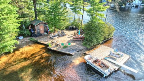 Strand, Island Waterfront Glamping - HotTub, Boat, Pet Friendly in Old Forge (NY)