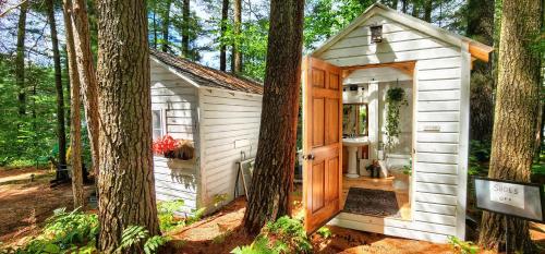 Badeværelse, Island Waterfront Glamping - HotTub, Boat, Pet Friendly in Old Forge (NY)