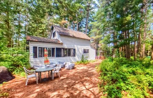 Grant Island Waterfront Cottage Brantingham Lk - HotTub, Pontoon Boat, Pets in Glenfield, USA