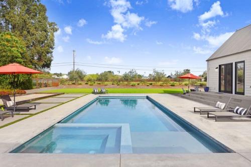 The Central Farmhouse Sonoma Pool Hot Tub Bocce