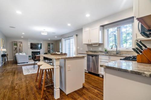 Beautiful South shore Hidden Gem next to Train Station Boston Louisiana Grill in Randolph