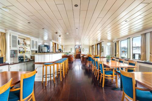 Botel Sailing Home - image 5