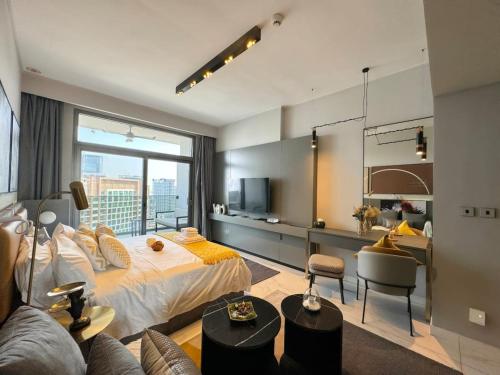 Shared lounge/TV area, kinda Holiday Homes- Mag 318 Downtown in Dubai