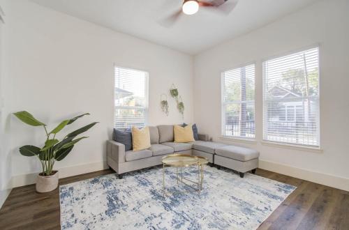 Historic Charm x Modern Amenities w 3BD 2BA Yard in Houston, USA
