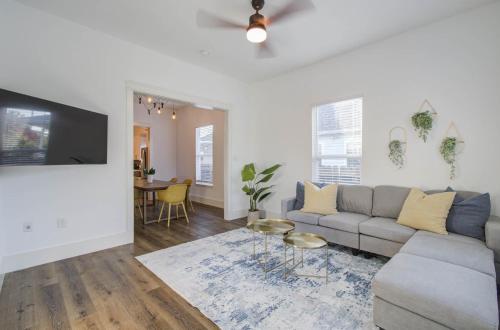 Historic Charm x Modern Amenities w 3BD 2BA Yard in Houston, USA