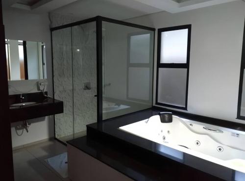 Bathroom, Chales especiais da Fazenda Itacora in Itaipulândia