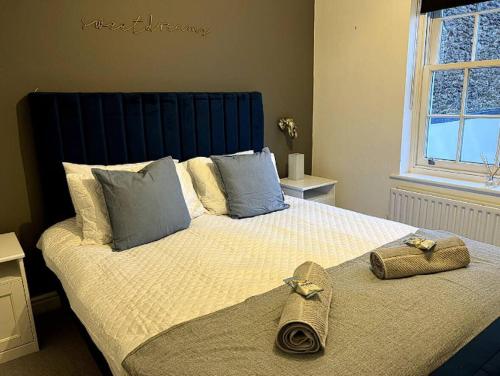 Queen Anne Court with FREE PARKING By Prescott Apartments