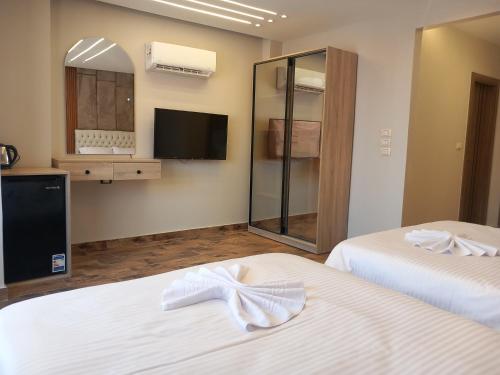 Pyramids Rose Inn - main image