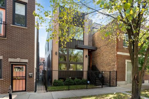 Stunning 5BR Home in Heart of Chicago with 2 Rooftops