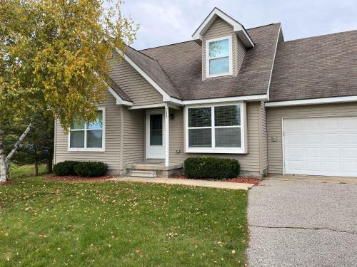 Beautiful House with Lake Access in Harbor Springs, USA