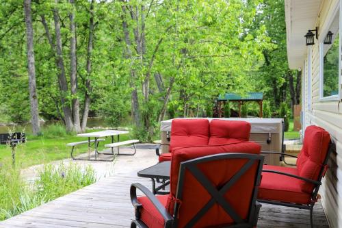 Rivers Edge Hot tub dock trout fishing in Kingsley, USA