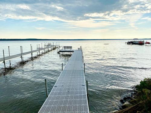 Classic Higgins Lake Cottage in Higgins Lake, USA