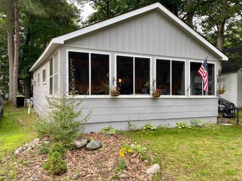 Classic Higgins Lake Cottage in Higgins Lake, USA