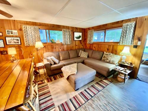 Classic Higgins Lake Cottage in Higgins Lake, USA