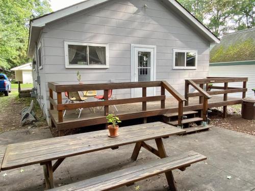 Classic Higgins Lake Cottage in Higgins Lake, USA