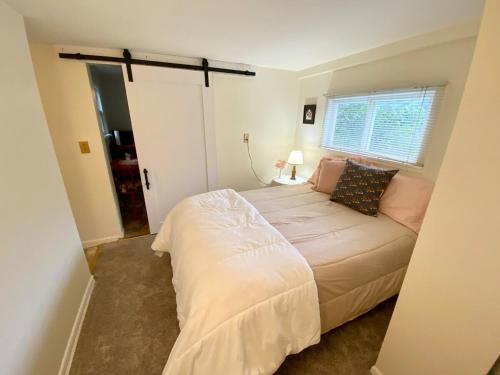Convenient 2 Bedroom Home in TC in Traverse City, USA