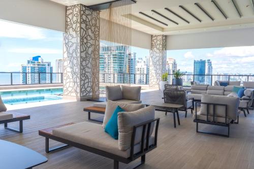 Piscina, Deluxe Condo Suite 2BR in Panama