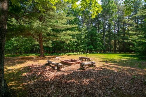 Spacious Leelanau home near the best of Michigan in Cedar, USA
