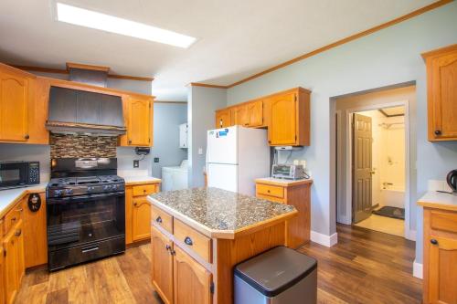 Spacious Leelanau home near the best of Michigan in Cedar, USA